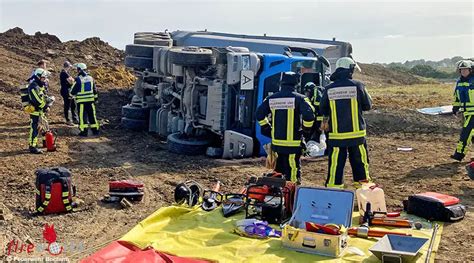 D Fahrer In Bochum Aus Umgest Rzten Lastwagen Befreit Fireworld At