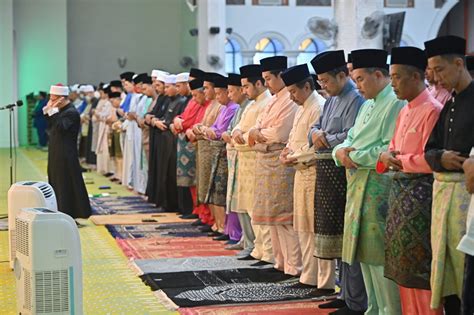 Sultan Terengganu Solat Sunat Aidilfitri Bersama Jemaah Utusan