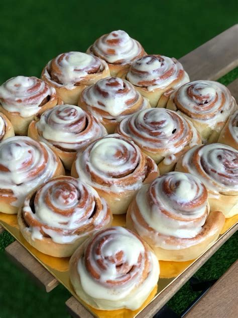 RAI KRISMAS DAN TAHUN BARU DENGAN CINNAMON ROLLS HOMEBAKER AT CLOVER