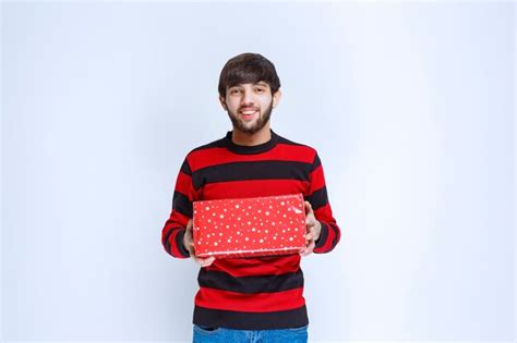 Hombre De Camisa A Rayas Rojas Con Una Caja De Regalo Roja Y