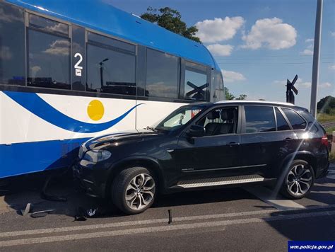 Młoda kobieta za kierownicą BMW zignorowała znak stop i wjechała w