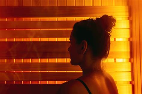 Une Femme Assise Dans Un Sauna Avec Son Dos La Cam Ra Int Rieur Du