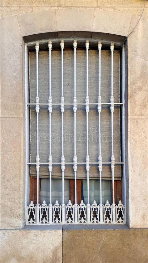 Ventana Vieja Con Las Barras De La Seguridad Parrilla De Acero Anillo