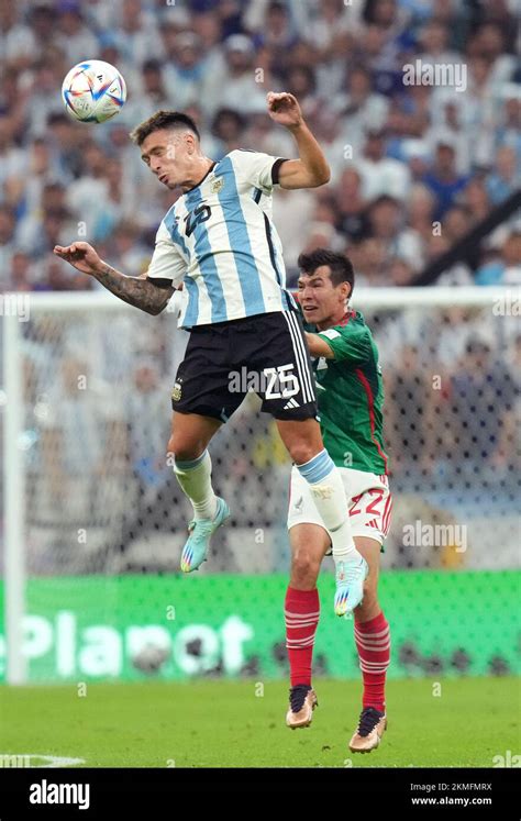 Argentiniens Lisandro Martinez Links Und Mexikos Hirving Lozano