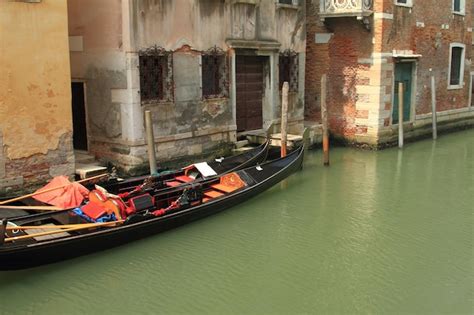 Góndolas tradicionales en venecia italia Foto Premium