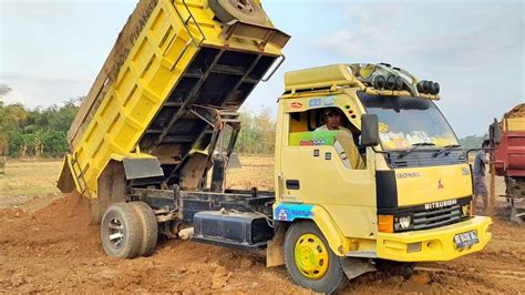 Mobil Truk Mitsubishi Canter Jomplang Muatan Tanah Timbunan Merah Full