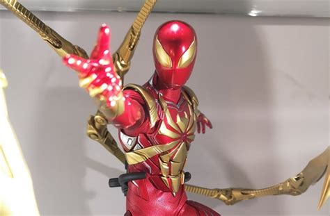 ภาพถายสนคาจรงของ Hot Toys Iron Spider Armor