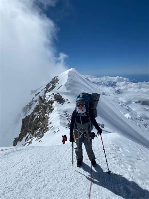 Andrea Dorantes se planta en la cima del Monte Vinson en la Antártida