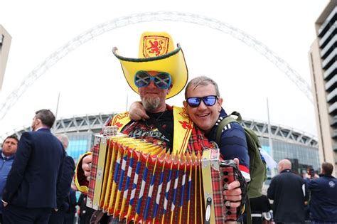 Football flashback: 30 entertaining photos of Scotland fans reacting to ...