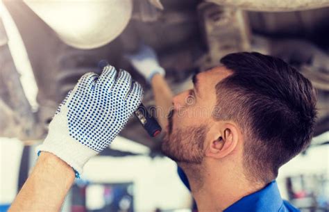 Homem Ou Smith Do Mec Nico Que Reparam O Carro Na Oficina Imagem De