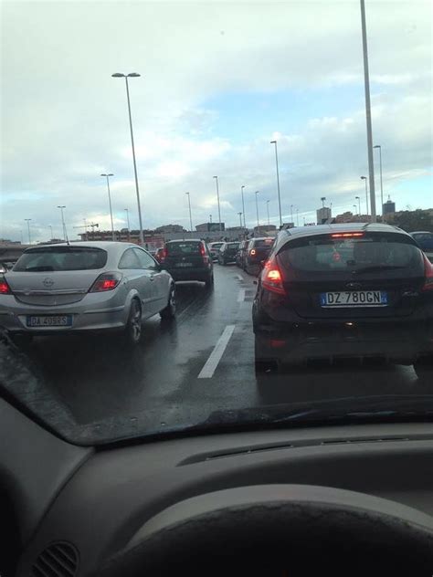 Cagliari Smart Si Schianta Sul Guard Rail Dell Asse Mediano Traffico