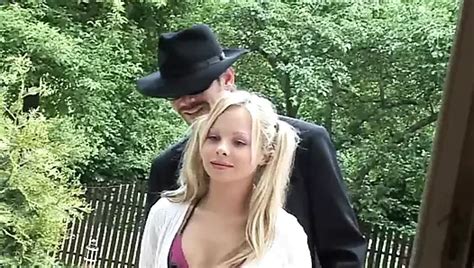 Geile En Natte Brunette Heeft Alle Gaten In Een Trio Gepenetreerd