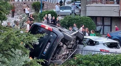 Kontrolden çıkan hafif ticari araç park halindeki otomobilin üzerine