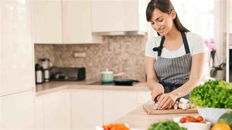 Como Contratar Uma Cozinheira Profissional Em 2022 Famyle