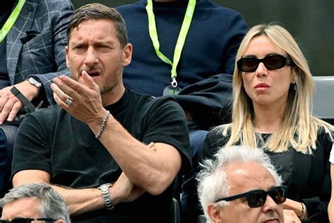 Francesco Totti E Noemi La Prima Volta Insieme Nei Posti Che Contano