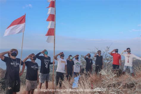 Pengibaran Bendera Merah Putih Di Puncak Gunung Kembar Melanting