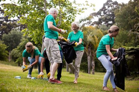 Equipo De Voluntarios Recogiendo Basura Foto Premium