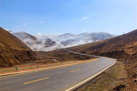 Bela Estrada De Inverno No Tibete Sob A Montanha De Neve Sichuan