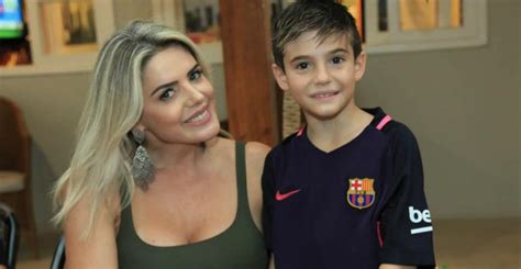 Ex mulher de Fábio Jr mostra foto do filho de 8 anos ao lado do