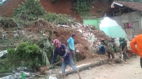 Dihantam Longsor Rumah Warga Di Bandung Barat Rata Dengan Tanah