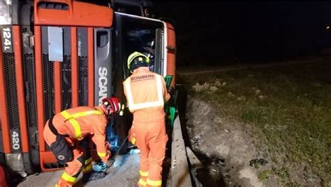 Herido un camionero al volcar su camión en la A 3