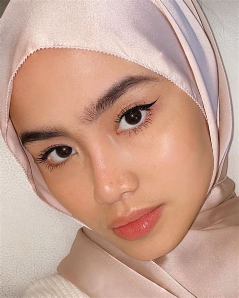 Pin Di Makeup Inspirasi Riasan Gaya Hijab Ide Wisuda