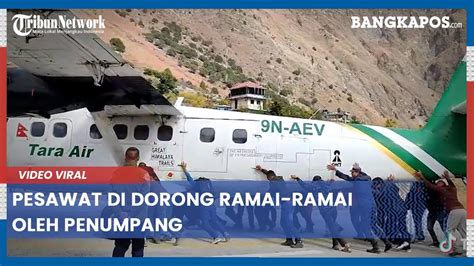 Pecah Ban Pesawat Ini Didorong Ramai Ramai Oleh Penumpang Keluar Dari