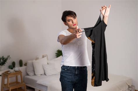 Gay Intentando Con Un Vestido Brillante El Transexual Elige La Ropa Para El Partido Foto De