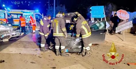 Pauroso Incidente Stradale Due Le Auto Coinvolte Quattro Persone All