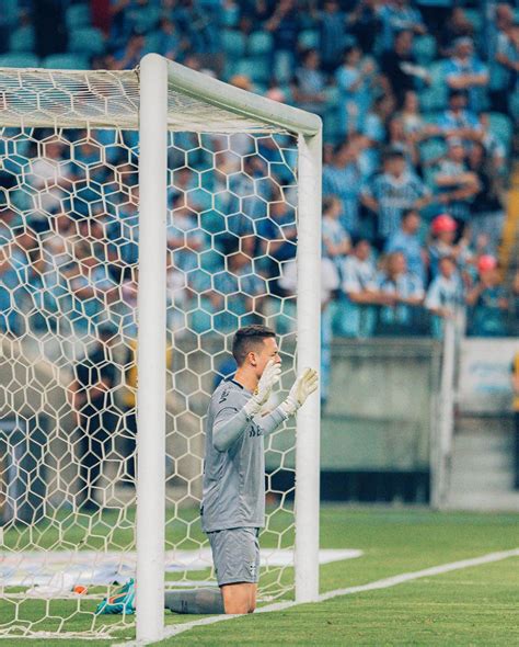 Brenno Recebe Propostas Do Brasil Mas Opta Por Seguir No Bari