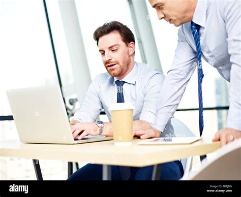 Teamarbeit der kollegen -Fotos und -Bildmaterial in hoher Auflösung – Alamy