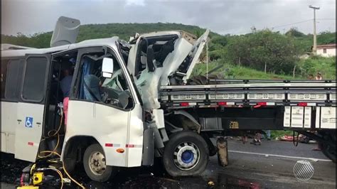 Acidente entre micro ônibus e caminhão deixa dois mortos e 31 feridos