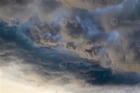 Stunning dark cloud formations right before a thunderstorm 10770433 ...