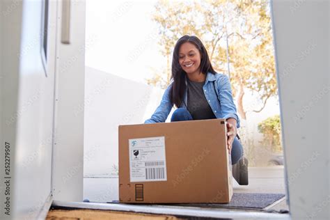 Foto De Woman Coming Back To Home Delivery In Cardboard Box Outside