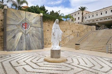 Estatua De La Virgen María En El Patio De La Basílica Del Anuncio En