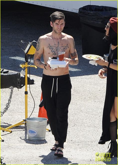 Hunger Games Wes Bentley Walks Around His Movie Set Totally Shirtless