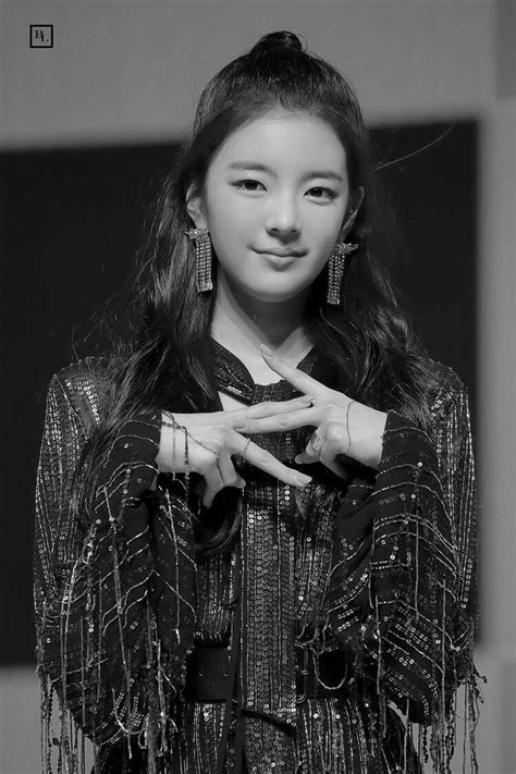 Lia Itzy Icon Black And White Kpop Black And White Aesthetic Black N