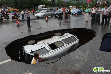 Freak Accident in China: minivan falls through Road