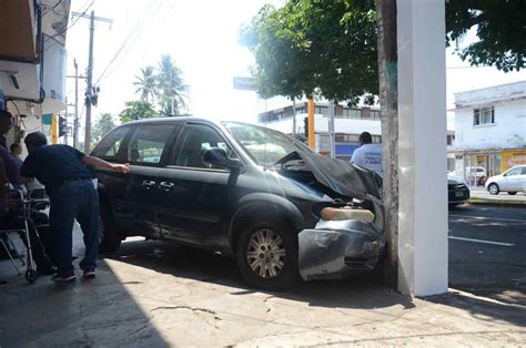 Pierde El Control De Su Camioneta Y Choca Contra Auto Estacionado En