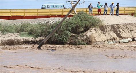 Postes de electricidad afectados por crecida de río Osmore EDICION