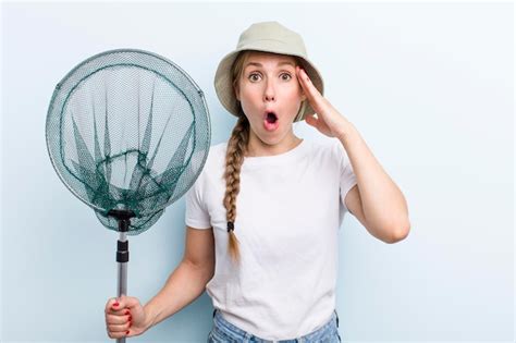 Pescadora Rubia Adulta Joven Con Una Red Y Un Concepto De Verano Foto