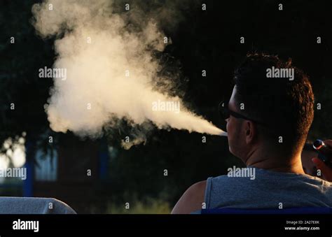 Hombre Soplando Una Gran Nube De Humo Fotografías E Imágenes De Alta