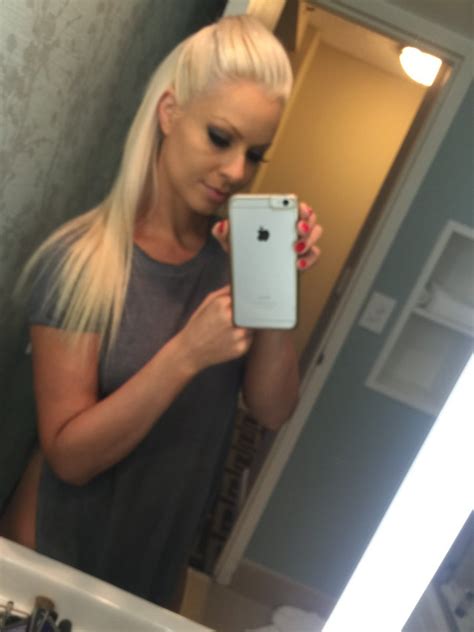 Maryse Mizanin 泄露 3 相片 裸体名人