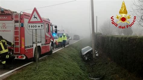 Perde Il Controllo Del Mezzo E Si Schianta Donna Ricoverata