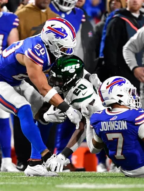 Bills safety Taylor Rapp leaves Jets game with neck injury - www ...