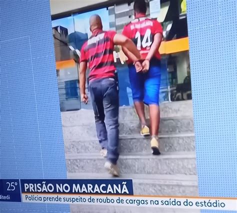 Simplesmente O Policial Com A Camisa Do Flamengo Prendendo O Maluco Com