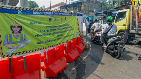 Pengendara Keluhkan Kemacetan Imbas Penyempitan Jalan Proyek Konstruksi