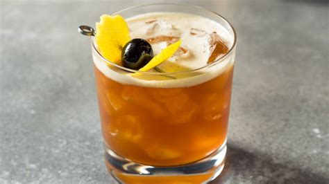 The Difference Between Whiskey Sour And Whiskey Smash Cocktails