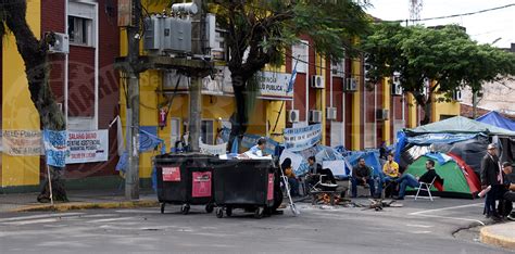 Trabajadores De Salud Reafirman Paro De Horas Con Acampe Frente Al