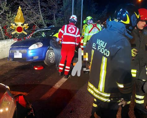 Incidente A Brienno Nella Notte Un Giovane Incastrato Nell Auto Tre